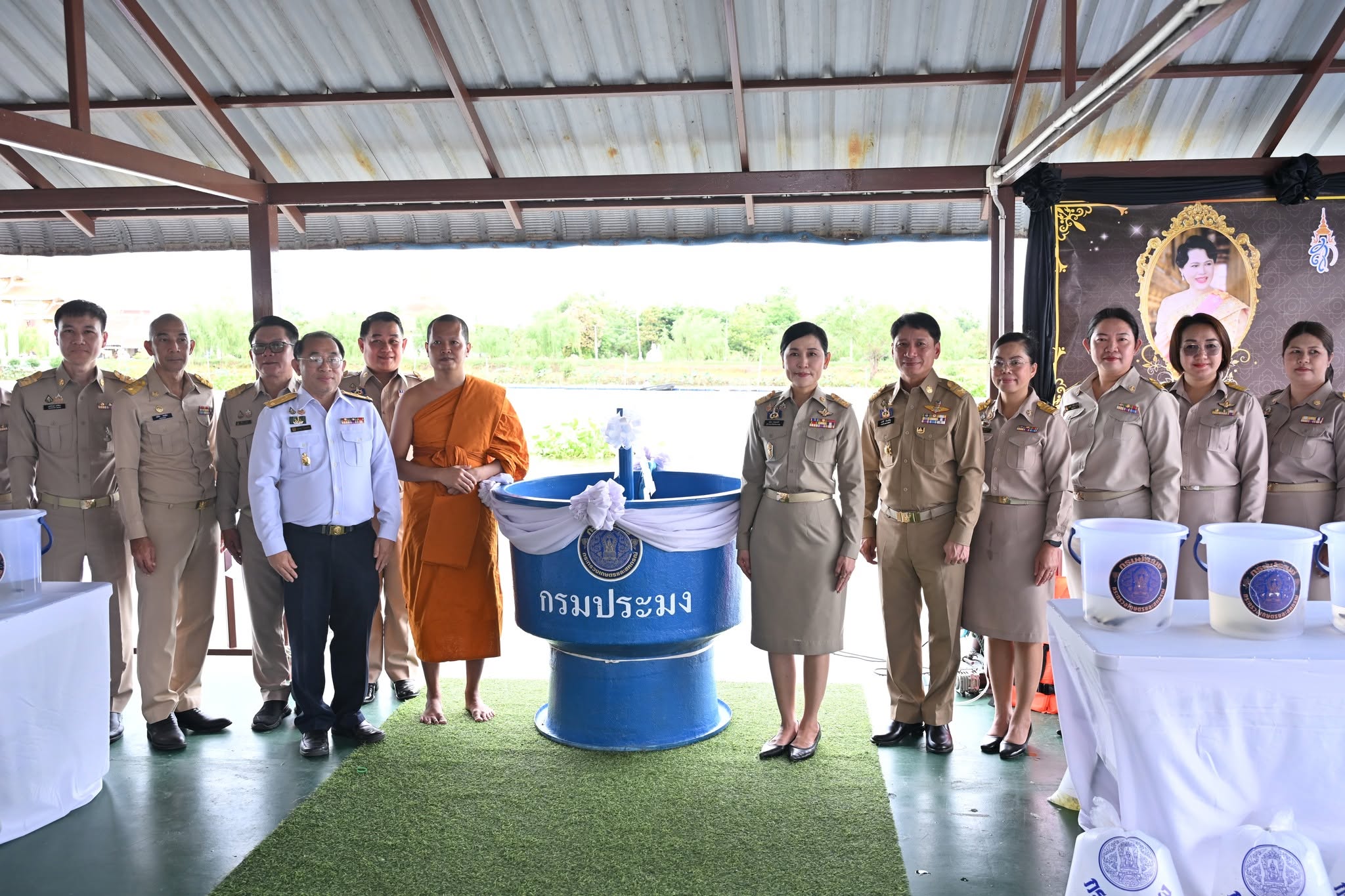 title - ส.ป.ก.นครปฐม เข้าร่วมพิธีปล่อยพันธุ์สัตว์น้ำ เนื่องในโอกาสวันคล้ายวันพระราชสมภพ สมเด็จพระนางเจ้าสิริกิติ์ พระบรมราชินีนาถ พระบรมราชชนนีพันปีหลวง